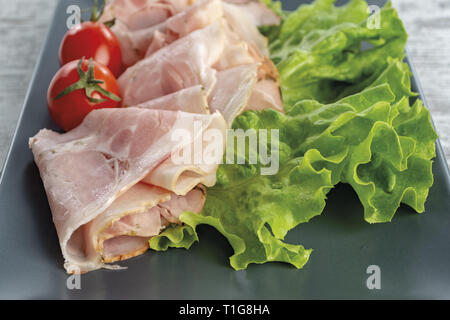 prosciutto cotto con pomodori e insalata verde primo piano da sopra Stock Photo