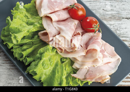 prosciutto cotto con pomodori e insalata verde primo piano dall' alto Stock Photo