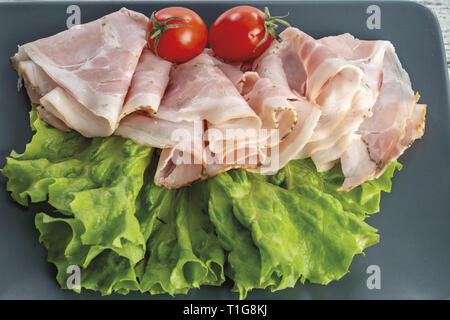 prosciutto cotto con pomodori e insalata verde primo piano dall' alto altra vista Stock Photo