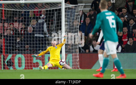 Bournemouth, UK. 26th Mar, 2019. Goalkeeper Dean Henderson (Sheffield United (on loan from Manchester United) of England U21 makes a save during the International friendly match between England U21 and Germany U21 at the Goldsands Stadium, Bournemouth, England on 26 March 2019. Photo by Andy Rowland. Credit: Andrew Rowland/Alamy Live News Stock Photo