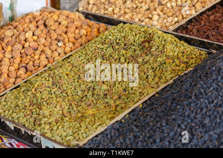 Yellow raisins on display for sale, Kashgar (Xinjiang Province, China) Stock Photo