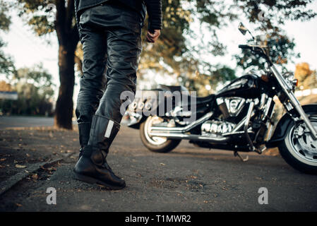 Giacca biker uomo nero in pelle e casco moto a Chicago, il, Stati Uniti  Foto stock - Alamy