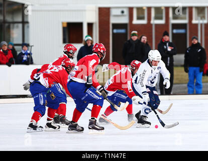 FINSPÅNG 20161226 Annandagsbandy i Finspång mellan Finspångs AIK (FAIK) och Borgia Norrköping BK på Arena Grosvad. Bilden: Borgias nr 11 Patric Geiborg jagas av Faik-spelare. Bild Jeppe Gustafsson Stock Photo