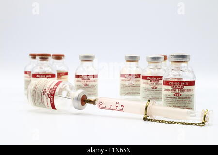 Vintage 1951 Vial of PENICILLIN G Produced by CSC Pharmaceuticals division of Commercial Solvents Corporation, New York, USA Stock Photo