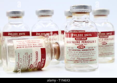 Vintage 1951 Vial of PENICILLIN G Produced by CSC Pharmaceuticals division of Commercial Solvents Corporation, New York, USA Stock Photo