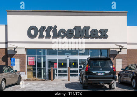 STILLWATER, MN/USA - MARCH 23, 2019: OfficeMax retail store entrance and trademark logo. OfficeMax is an office supplies retailer and a subsidiary of  Stock Photo