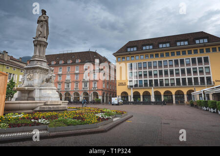 Bolzano/Italia - 05/05/2018 - Piazza Walther Platz Square in Bozen with the monument to the poet Walther von der Vogelweide, Bolzano, South Tyrol, Ita Stock Photo