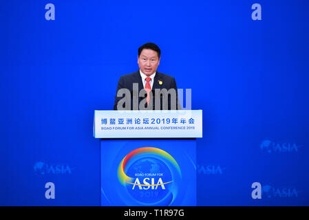 (190328) -- BOAO, March 28, 2019 (Xinhua) -- SK Group Chairman Chey Tae-won addresses the opening plenary of the Boao Forum for Asia (BFA) annual conference in Boao, south China's Hainan Province, March 28, 2019. (Xinhua/Guo Cheng) Stock Photo