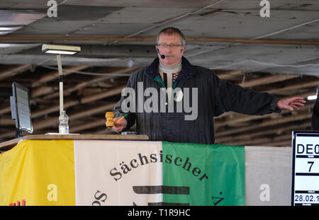 28 March 2019, Saxony, Kölsa: Auctioneer Hanno Franke runs a ram auction. Over 190 sheep from breeders from the federal states of Saxony, Saxony-Anhalt, Thuringia, Brandenburg and Lower Saxony are to change hands there. The animals were previously divided by a jury into evaluation classes according to which the starting bid is based. The auction in Kölsa in northern Saxony is held for the twelfth time. Photo: Sebastian Willnow/dpa-Zentralbild/dpa Stock Photo