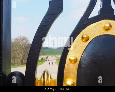 Woodstock, Oxfordshire, UK. 28th Mar 2019. Visitors to Blenheim Palace enjoy walking in the sunshine towards the Column of Victory as seen from the Great Court gates on another sunny spring day. The gates at the World Heritage Site were recently restored as part of a £40m restoration project. Credit: Angela Swann/Alamy Live News Stock Photo