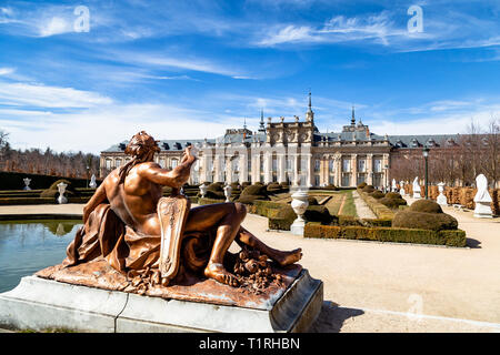 Mar 2019 - La Granja de San Ildefonso, Segovia, Spain - Fuente de Anfitrite in the gardens of the royal palace in Winter. The Royal Palace and its gar Stock Photo