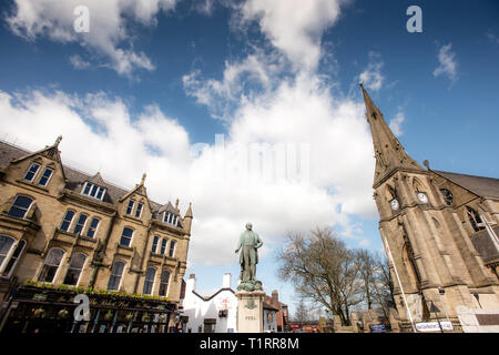 Sir Robert Peel Statue with the Parish Church of St Mary the Virgin in the background. Bury, Lancashire. Stock Photo