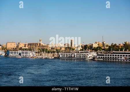 Ägypten, Luxor, Blick über den Nil zum Luxor-Tempel Stock Photo