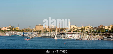 Ägypten, Luxor, Blick über den Nil zum Luxor-Tempel Stock Photo