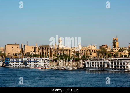 Ägypten, Luxor, Blick über den Nil zum Luxor-Tempel Stock Photo