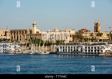 Ägypten, Luxor, Blick über den Nil zum Luxor-Tempel Stock Photo