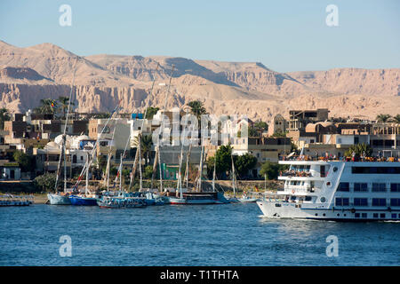 Ägypten, Luxor, Blick über den Nil zur Westbank, Kreuzfahrtschiff Stock Photo