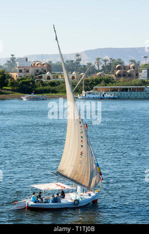 Ägypten, Luxor, Blick über den Nil zur Westbank, Segelboot Stock Photo