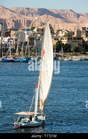 Ägypten, Luxor, Blick über den Nil zur Westbank, Segelboot Stock Photo