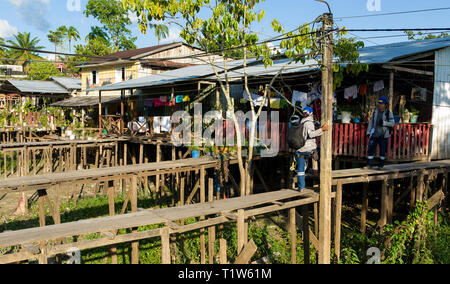 Colombia: Leticia. 2015/08/05 Inhabitants and footbridges leading to the pile dwellings made of wood and metal sheet in the shanty towns of the capita Stock Photo