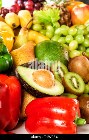 Verschiedene Obst- und Gemuesesorten liegen aufgetuermt. Stock Photo