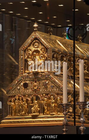 fine arts, religious art, Shrine of the Three Kings in the Cologne cathedral, circa 1200, oak and gold, 110x153x220 centimeter, Artist's Copyright has not to be cleared Stock Photo