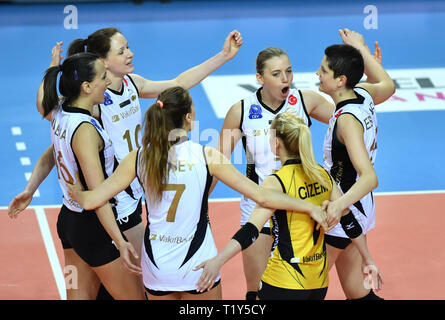 Istanbul, Turkey. 28th Mar, 2019. Vakifbank's players celebrate a score during the second leg of quarterfinal match of Turkish Women's Volleyball Super League between Vakifbank and Nilufer in Istanbul, Turkey, on March 28, 2019. Vakifbank won 3-0 and advanced to the semifinal. Credit: Xu Suhui/Xinhua/Alamy Live News Stock Photo