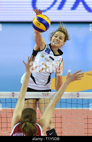 Istanbul, Turkey. 28th Mar, 2019. Vakifbank's Kelsey Robinson (top) spikes the ball during the second leg of quarterfinal match of Turkish Women's Volleyball Super League between Vakifbank and Nilufer in Istanbul, Turkey, on March 28, 2019. Vakifbank won 3-0 and advanced to the semifinal. Credit: Xu Suhui/Xinhua/Alamy Live News Stock Photo