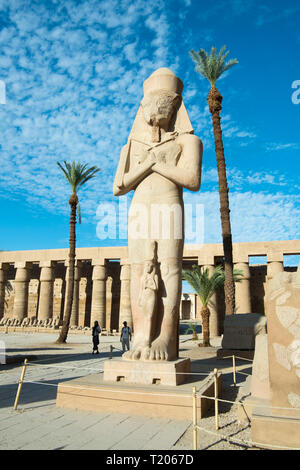 Ägypten, Luxor, Karnak-Tempel, Kolossalfigur im Grossen Vorhof vor dem Zweiten Pylon. Diese rund 11 Meter hohe Figur aus Rosengranit stammt vermutlich Stock Photo