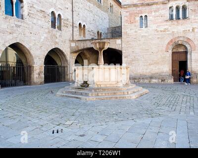 Bevagna Umbria Italia - Italy. Medieval Piazza Silvestri with view over the fountain and church of San Silvestro. Stock Photo
