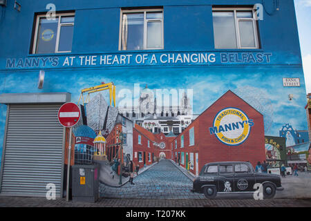Ireland, North, Belfast, Mural on the gable wall of Mannys Fish & Chip shop on Bank Street. Stock Photo