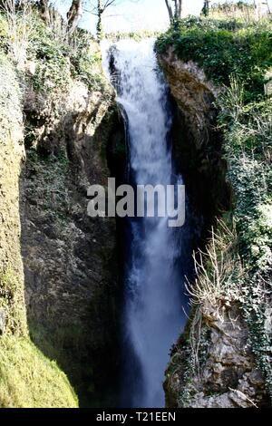 Dyserth, North Wales, UK. 29th Mar, 2019. Dyserth Falls in the spring heat Credit: IAN Fairbrother/Alamy Live News Stock Photo