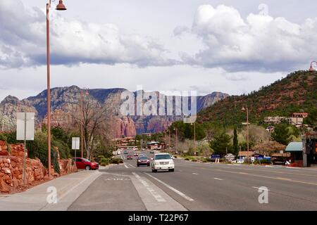 Traffic on Hwy 89A, with red rock mountains in the background, Sedona, Arizona, USA Stock Photo