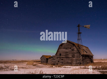 Northern Lights over vintage barn, bins and windmill in Saskatchewan Stock Photo