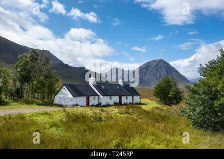 United Kingdom, Scotland, Highland, Buachaille Etive Mor, Glencoe, Black Rock Cottage, farmhouse, Buachaille Etive Mor in the background Stock Photo