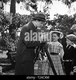 The Magic Box (1952)  Robert Donat,      Date: 1952 Stock Photo