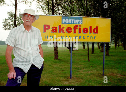 Elderly Man Standing By a Pontin's Holiday Camp Sign, Pakefield, Lowestoft, England Stock Photo