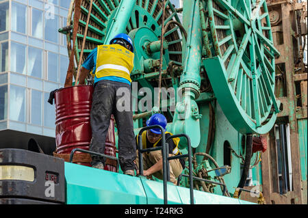 Collaboration between two workers in China Stock Photo