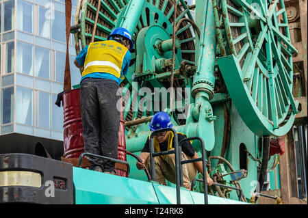 Collaboration between two workers in China Stock Photo