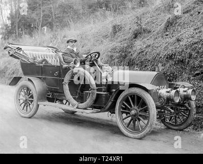 A Darracq 20/32 Four Cylinder Motor Car, licence plate, or registration plate number  H-2554. Photograph taken in Reading in England in 1906. It has an AA (Automobile Association) radiator badge, number 5464, fitted. Stock Photo