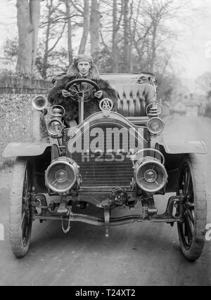 A Darracq 20/32 Four Cylinder Motor Car, licence plate, or registration plate number  H-2554. Photograph taken in Reading in England in 1906. It has an AA (Automobile Association) radiator badge, number 5464, fitted. The driver can be seen wearing a large fur driving coat. Stock Photo