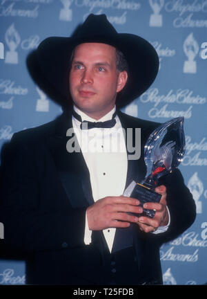 CULVER CITY, CA - MARCH 8: Singer Garth Brooks attends the 20th Annual People's Choice Awards on March 8, 1994 at Sony Picture Studios in Culver City, California. Photo by Barry King/Alamy Stock Photo Stock Photo