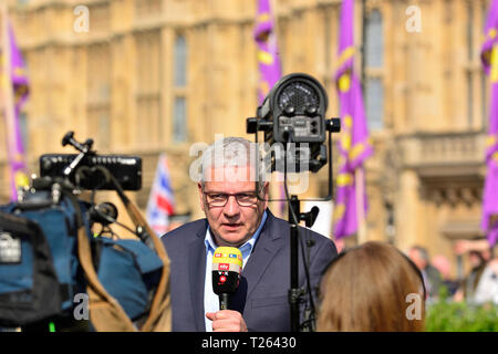 Carsten Lueb - RTL/NTV  reporter in London - reporting from Westminster on Brexit for German TV, March 2019 Stock Photo