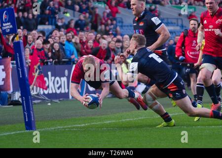 Edinburgh, Scotland, 30 March 2019. Keith Earls scoring a try for Munster Rugby against Edinburgh Rugby in the quarter final of the Heineken Champions Cup at BT Murrayfield Stadium, Edinburgh. Credit: Colin Edwards/Alamy Live News Stock Photo