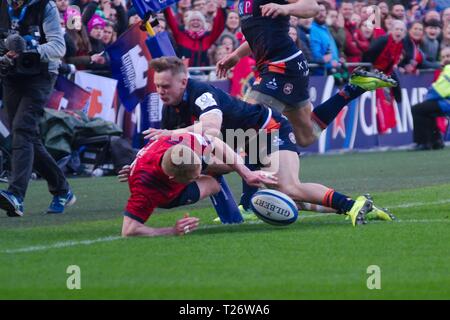 Edinburgh, Scotland, 30 March 2019. Keith Earls scoring a try for Munster Rugby against Edinburgh Rugby in the quarter final of the Heineken Champions Cup at BT Murrayfield Stadium, Edinburgh. Credit: Colin Edwards/Alamy Live News Stock Photo