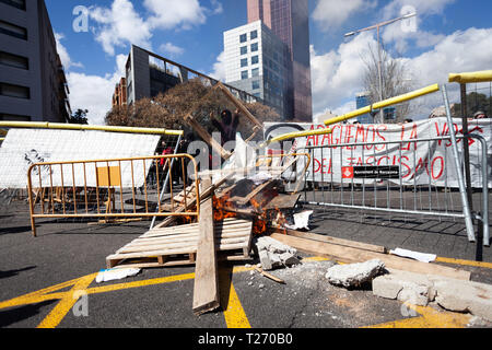 Barcelona, Espanha. 30th Mar, 2019. The CDR (Committe in Defense of the Republic) is launching some wood to increase the fire, in order to avoid the police to pass through, Barcelona, 2019 March 30. Credit: Nicolò Ongaro/FotoArena/Alamy Live News Credit: Foto Arena LTDA/Alamy Live News Stock Photo