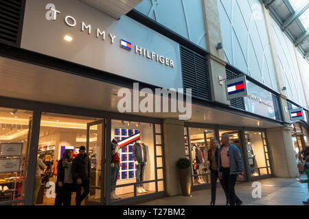 Abe fordel kaptajn Tommy Hilfiger store, UK Stock Photo - Alamy