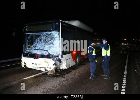 BERG 20161226 Olycka med buss och personbil på Bergsvägen strax norr om Linköping. Foto Jeppe Gustafsson Stock Photo
