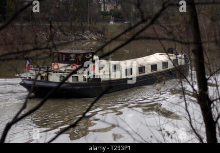 AJAXNETPHOTO. BOUGIVAL, FRANCE - INLAND WATERWAYS - OLD TIMER - A PENICHE ON ITS WAY UPSTREAM ON THE SEINE HEADING TOWARD PARIS. PHOTO:JONATHAN EASTLAND/AJAX REF:DX0601 3150 Stock Photo