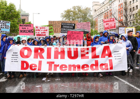 Madrid, Spain. 31st March 2019. Participants seen with placards of the name their town. 'La Revuelta de la España Vaciada' from the Plaza de Colón in Madrid to Neptuno with a massive participation that makes this march historic, since it is the first time that 90 collectives from 23 provinces come together to stop depopulation Credit: Jesús Hellin/Alamy Live News Credit: Jesús Hellin/Alamy Live News Stock Photo
